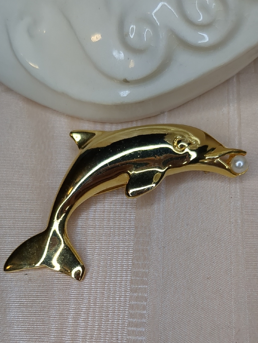 Vintage Lot 2 Gold Dolphin Broochs Pins Pearl Detail Coastal Grandma Beach Vibes - Picture 3 of 12